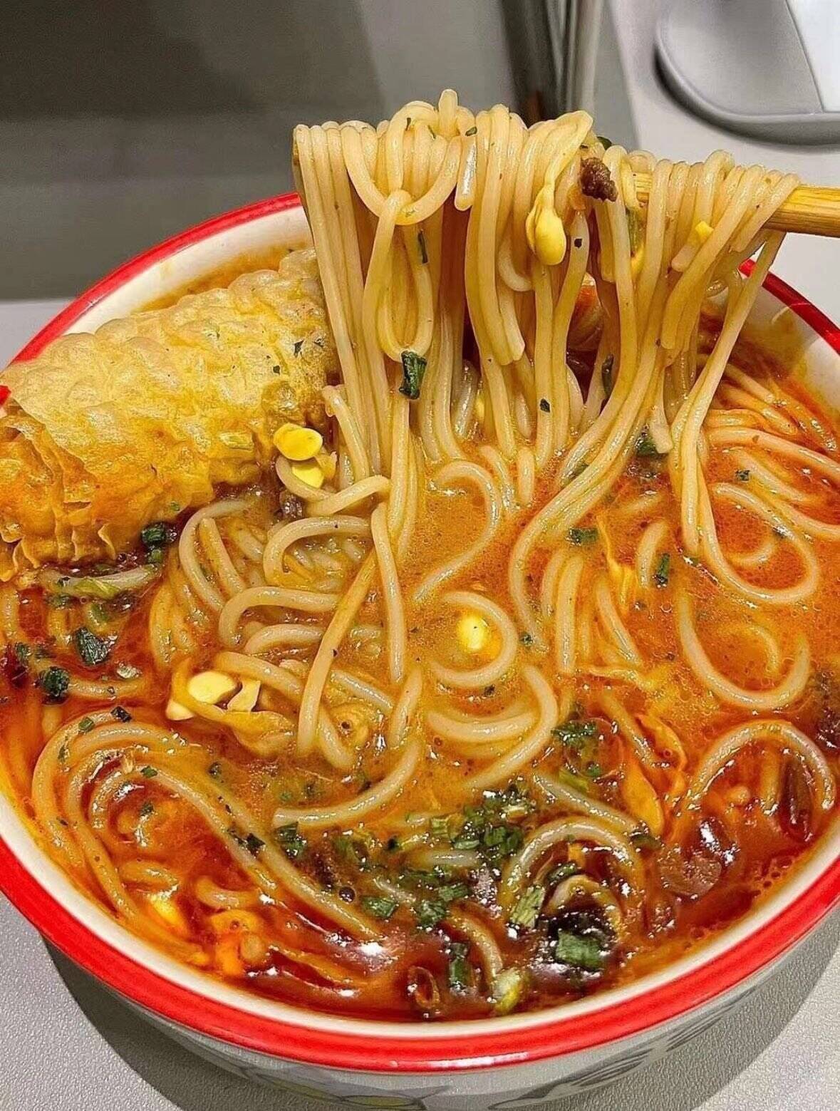 螺满地肥汁米线酸辣爽口米线